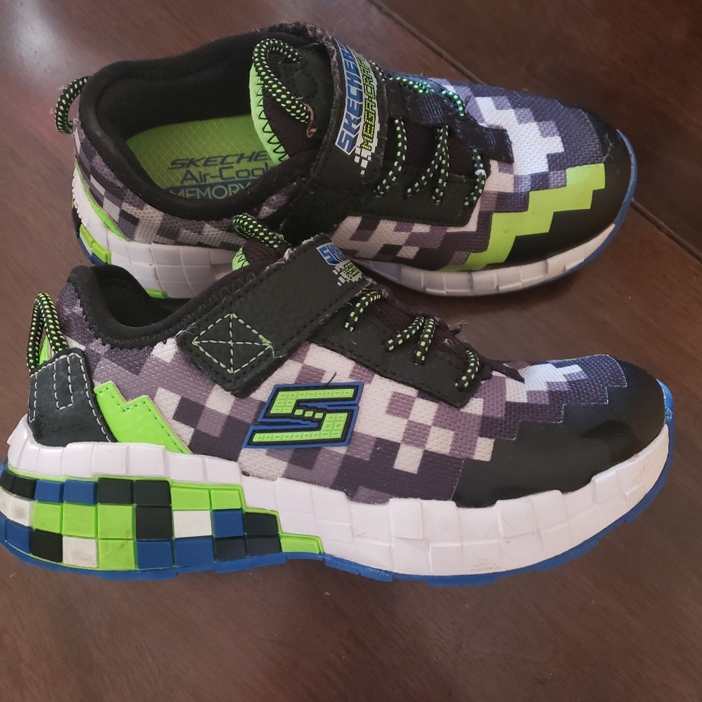 Mega-craft Skechers Air-cooled Memory Foam Boys Size 13.5